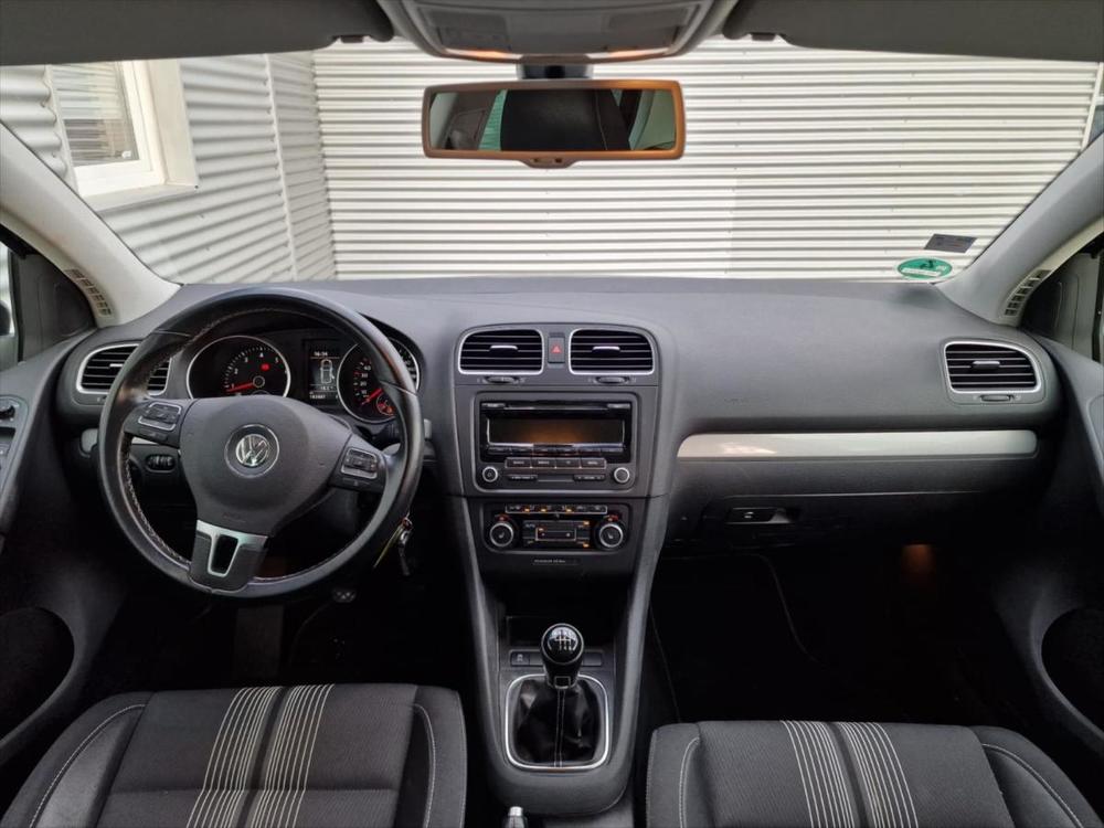 Volkswagen Golf 1,2 TSI match PDC serv. kniha