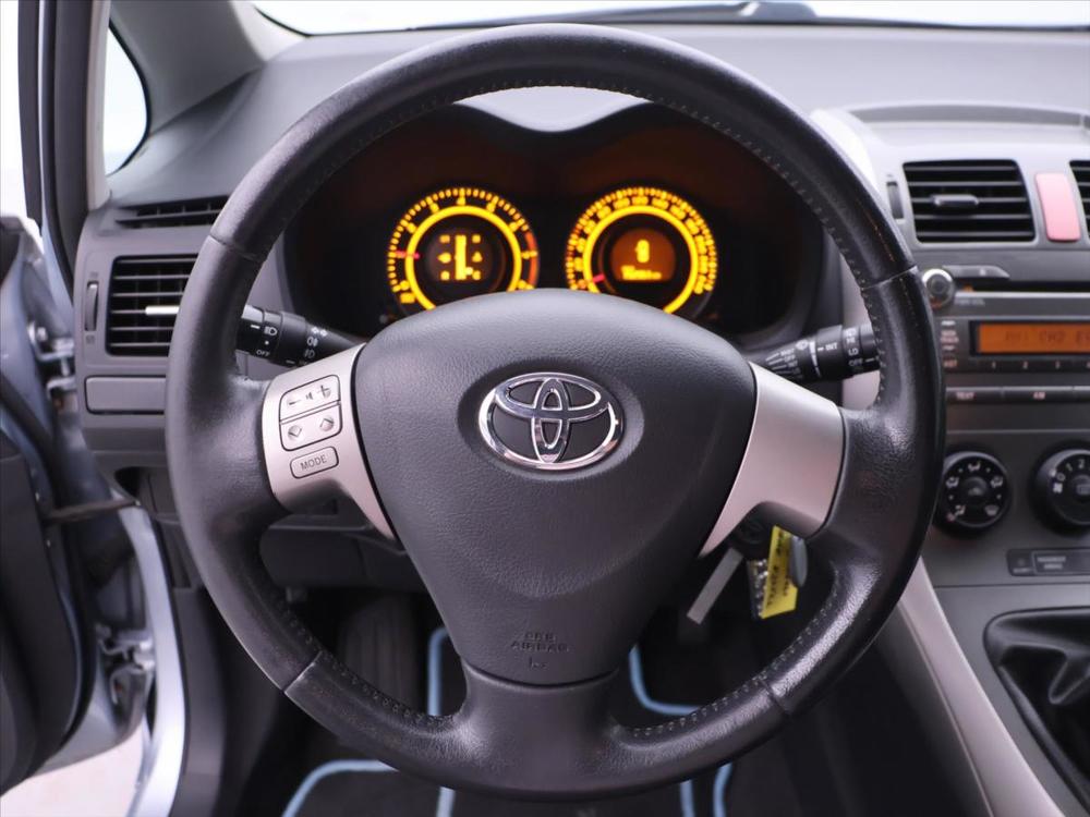 Toyota Auris 1,6 VVT-i 91kW Cool Serv.kniha