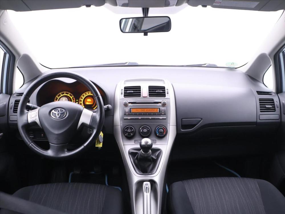 Toyota Auris 1,6 VVT-i 91kW Cool Serv.kniha