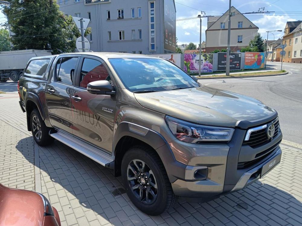 Toyota Hilux 2,8 6AT Invincible