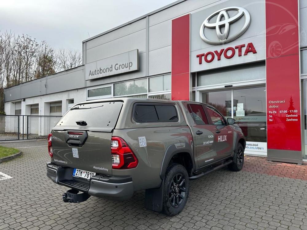 Toyota Hilux 2.8D 6AT Invincible + doplky