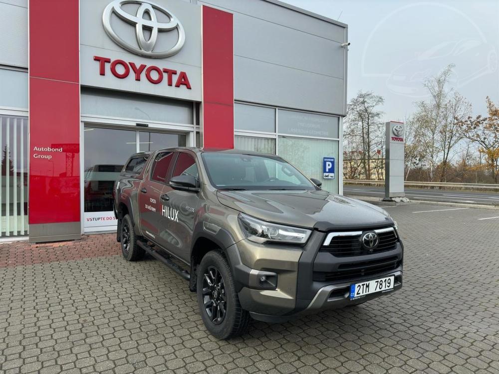 Toyota Hilux 2.8D 6AT Invincible + doplky