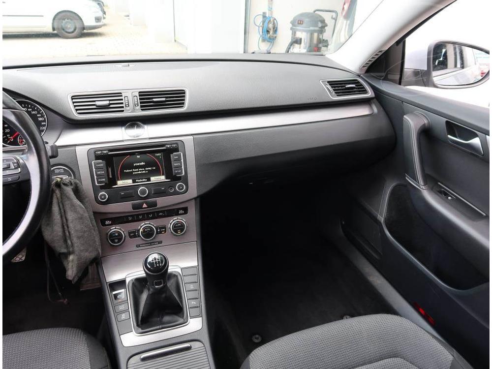 Volkswagen Passat 2.0 TDI, NOV CENA, Navi