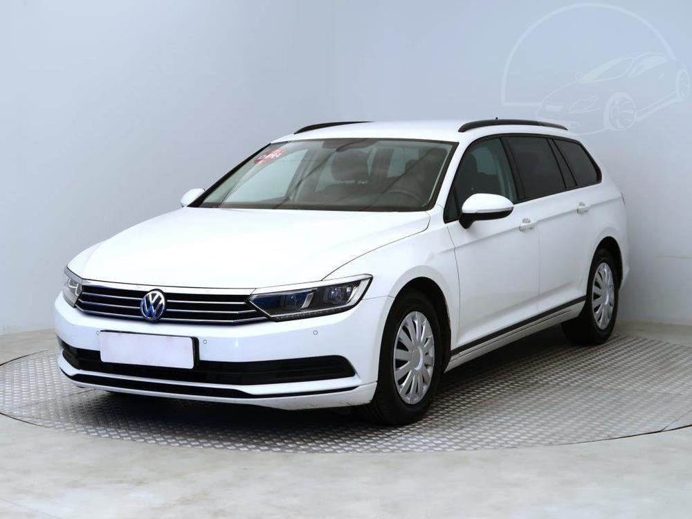 Volkswagen Passat 1.6 TDI, NOV CENA, Navi