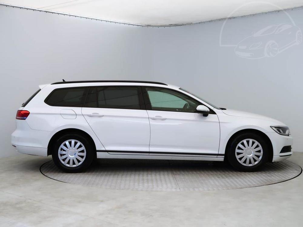 Volkswagen Passat 1.6 TDI, NOV CENA, Navi