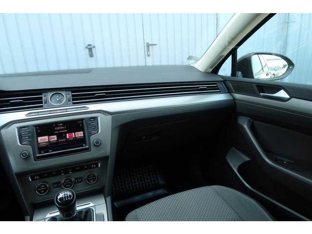 Volkswagen Passat 2.0 TDI, Serv.kniha, Navi