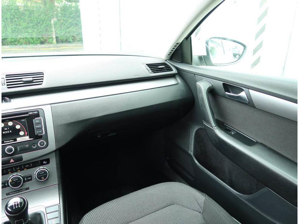 Volkswagen Passat 2.0 TDI, Serv.kniha, Navi