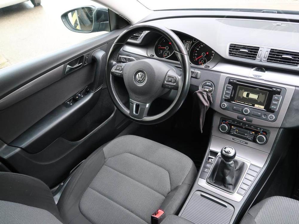 Volkswagen Passat 1.6 TDI, NOV CENA, Navi