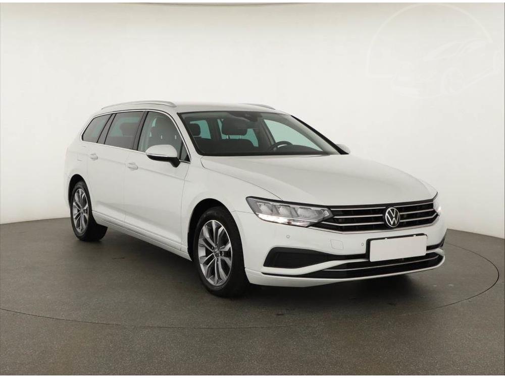 Volkswagen Passat 1.5 TSI, Business, ČR,1.maj