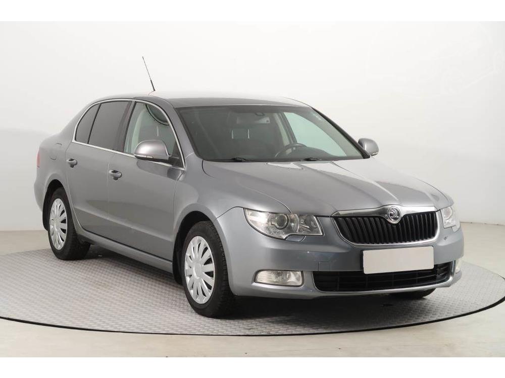 Škoda Superb 2.0 TDI, Xenony