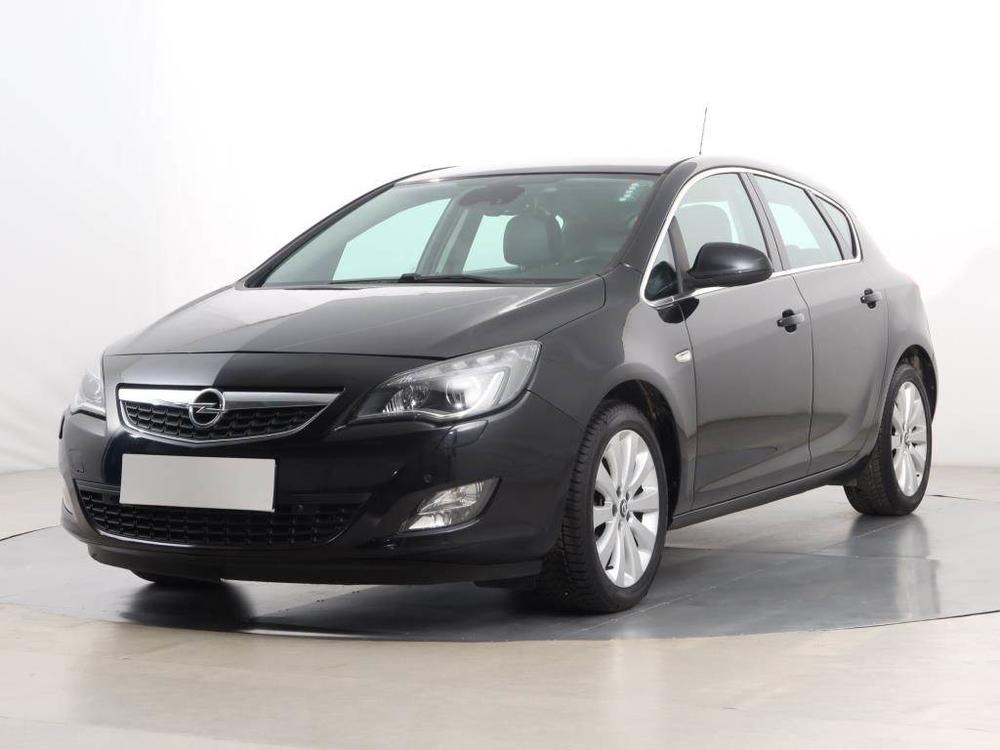 Opel Astra 1.4 T, Koen sedaky, Xenony