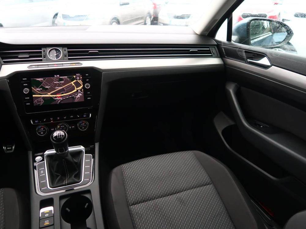 Volkswagen Passat 2.0 TDI, Serv.kniha, Navi