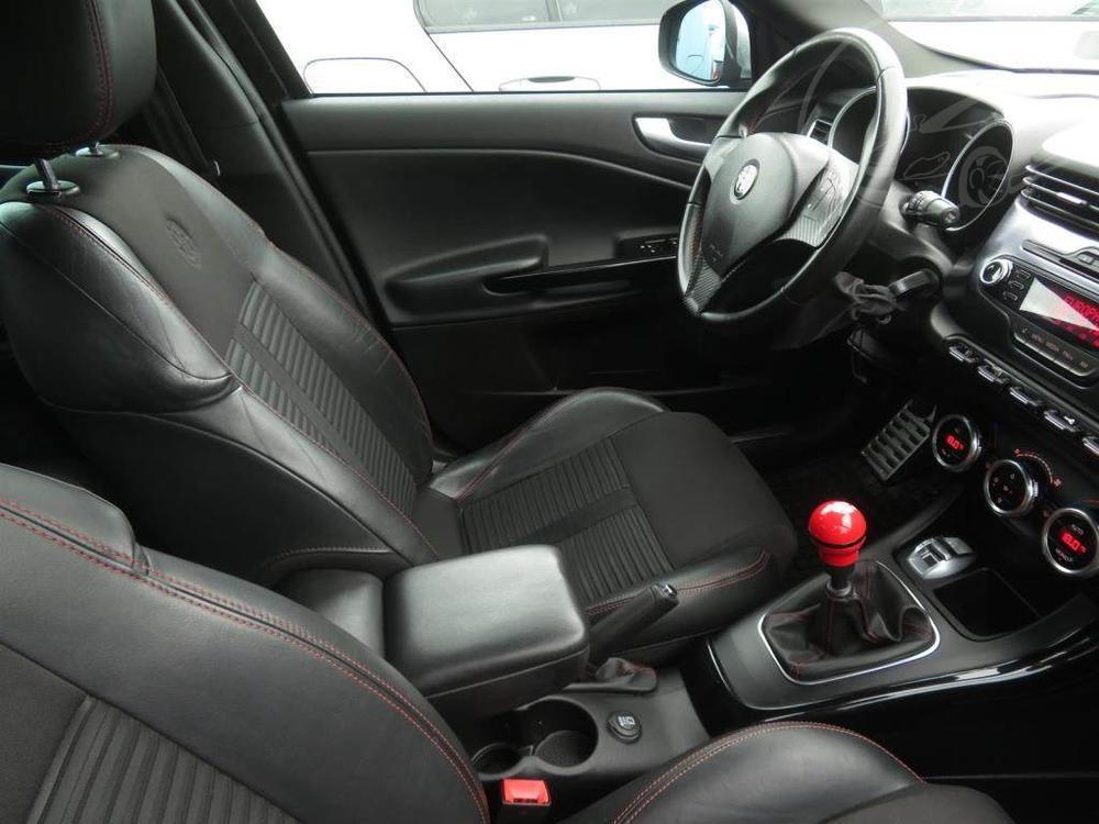 Alfa Romeo Giulietta 1.75 TBi, Serv.kniha