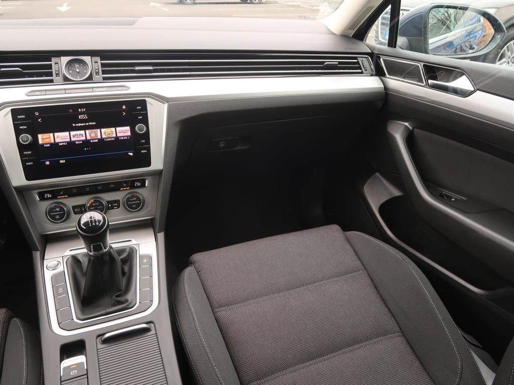 Volkswagen Passat 2.0 TDI, Serv.kniha, Navi