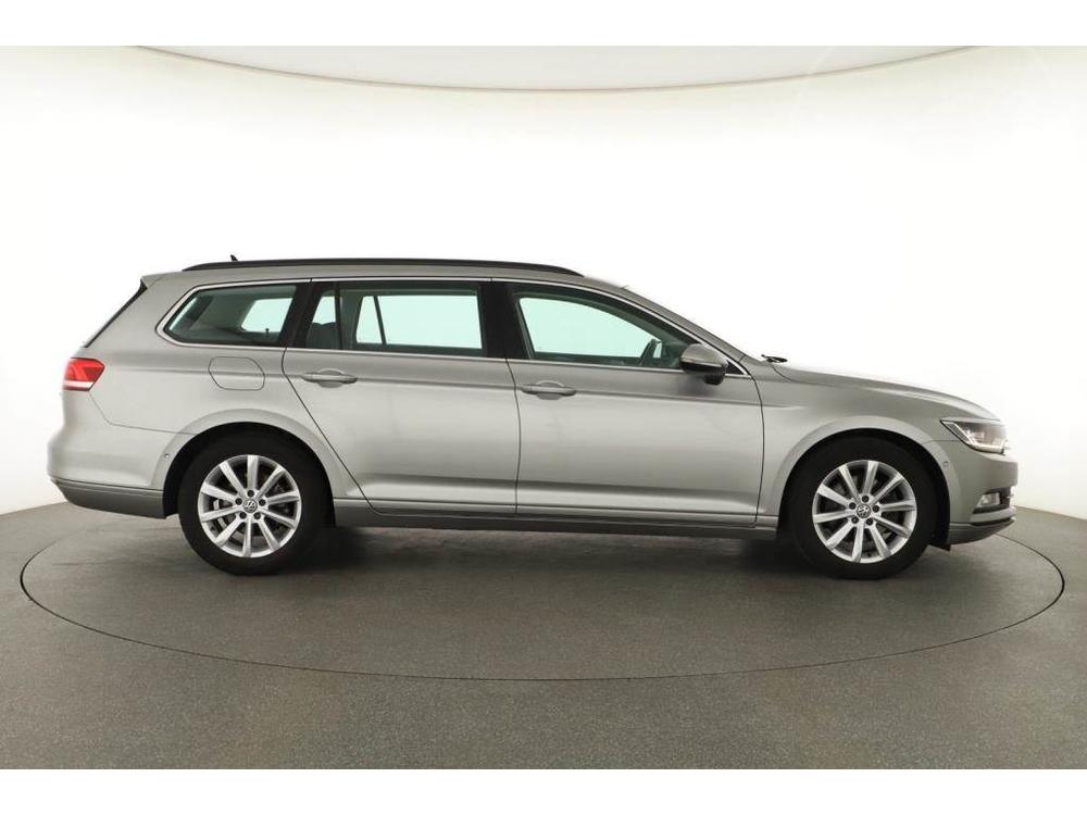 Volkswagen Passat 2.0 TDI, Serv.kniha, Navi