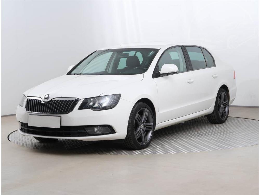 koda Superb 2.0 TDI, Xenony