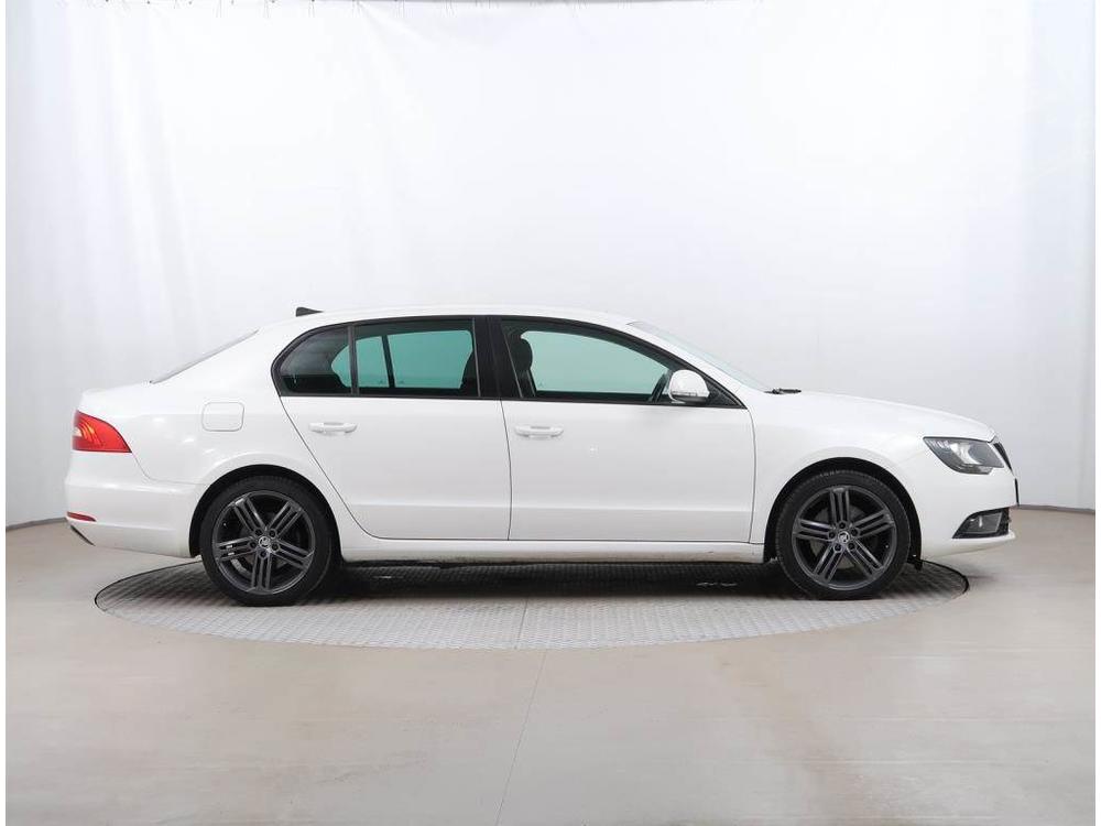 koda Superb 2.0 TDI, Xenony