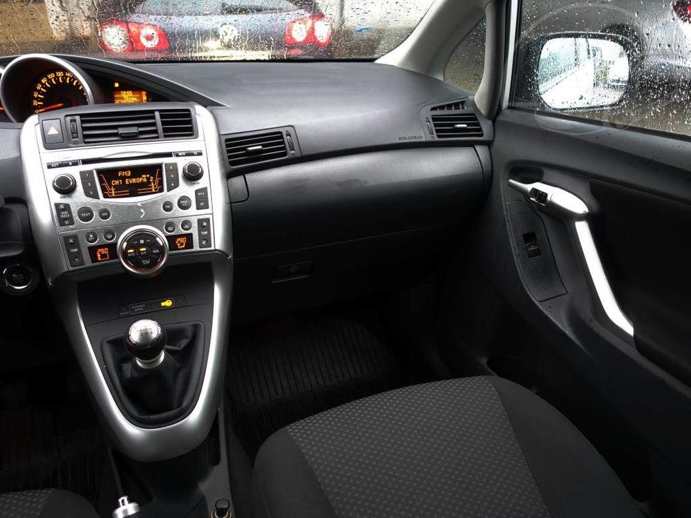 Toyota Verso 2.0 D-4D, Automatick klima