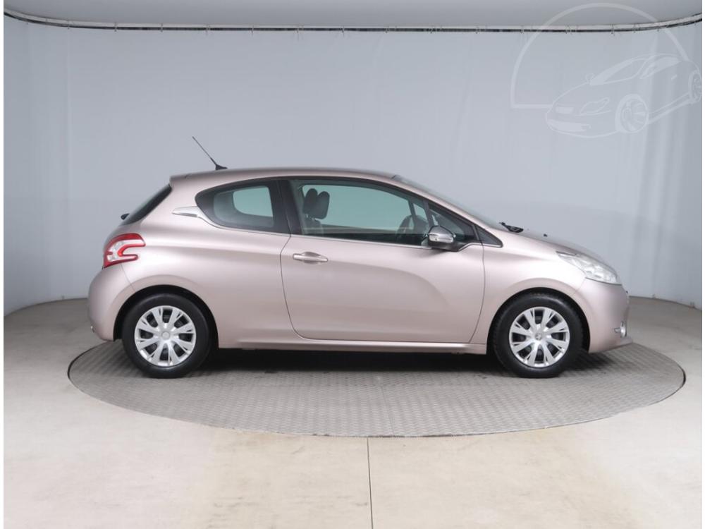 Peugeot 208 1.4 VTi, Navi, Koen sedaky