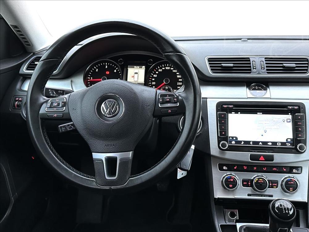 Volkswagen Passat 2,0 TDi REZERVOVNO Aut.klima