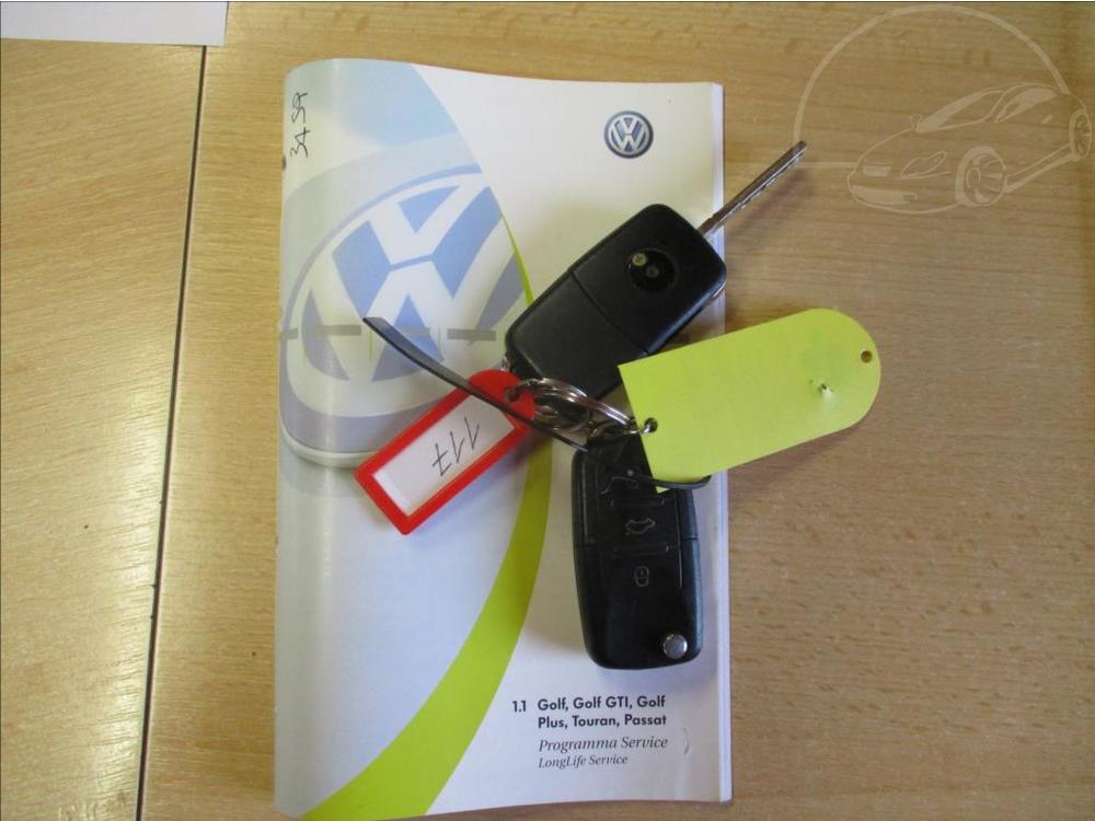 Volkswagen Golf 1,6 FSi, serv.kniha,aut.klima,