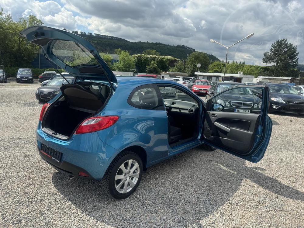 Mazda 2 1.3i, zadno