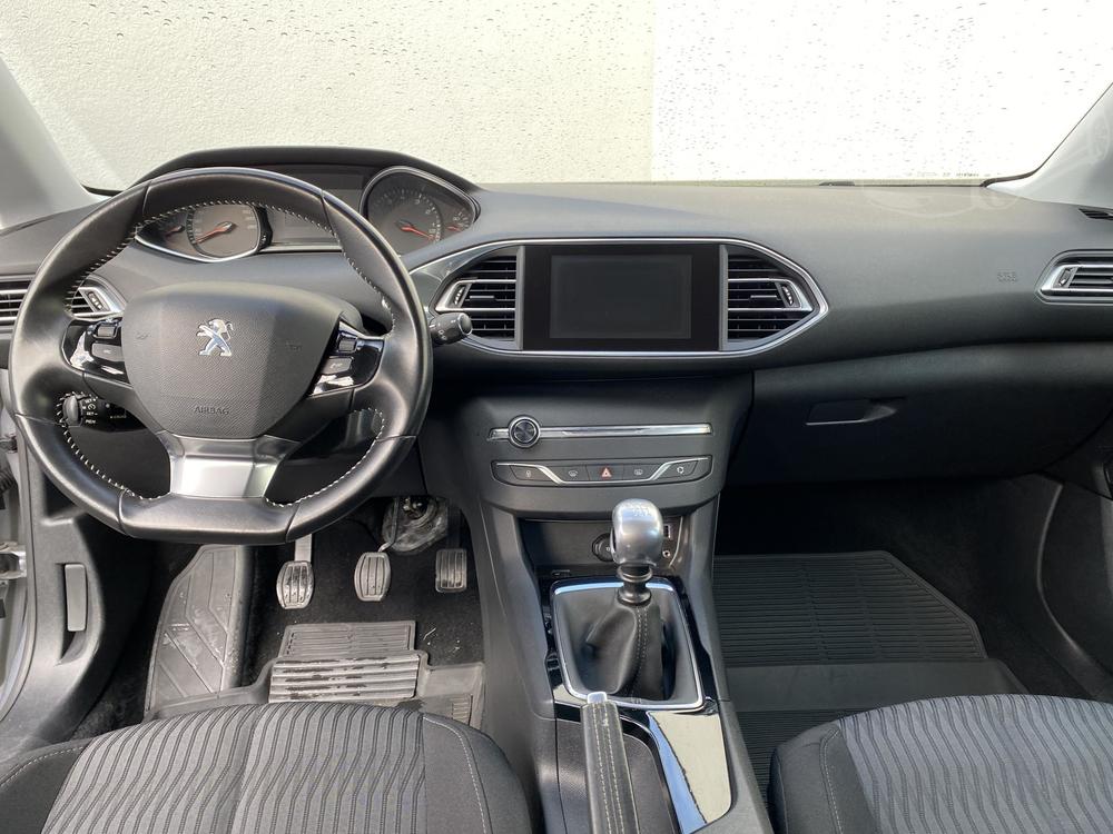 Peugeot 308 1.2 PT 1.maj Serv.kniha, R