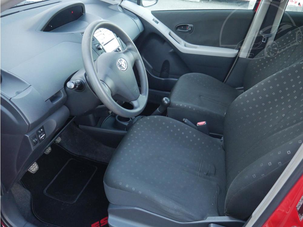 Toyota Yaris 1.3 VVT-i Serv.kniha