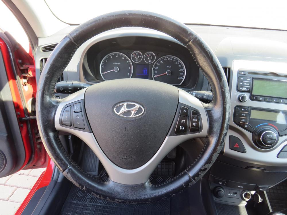 Hyundai i30 1.4 i Serv.kniha