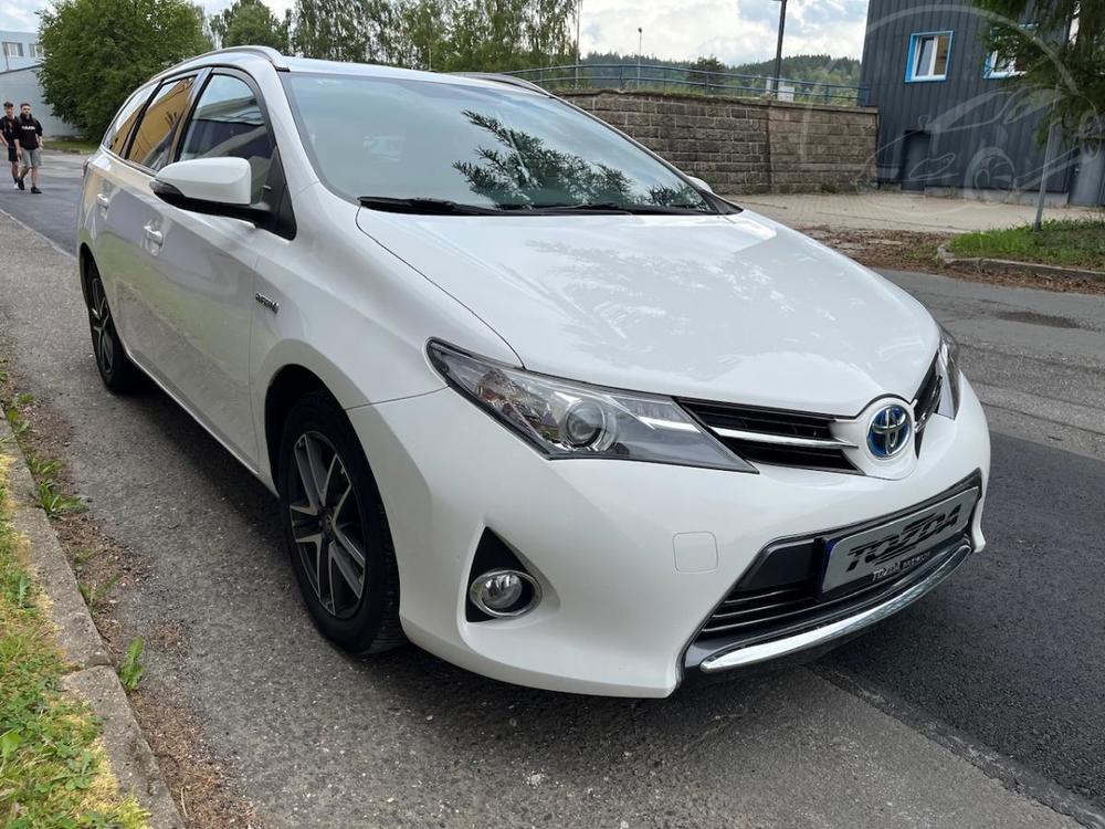 Toyota Auris 1,8i Hybrid /servis.kn. /