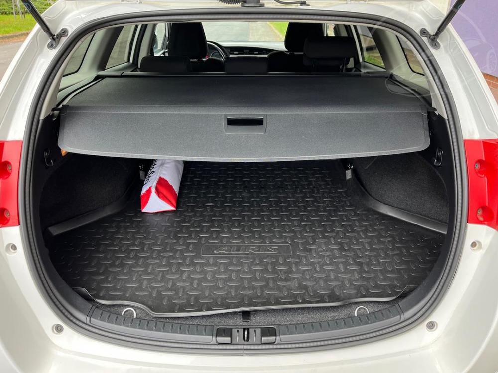 Toyota Auris 1,8i Hybrid /servis.kn. /