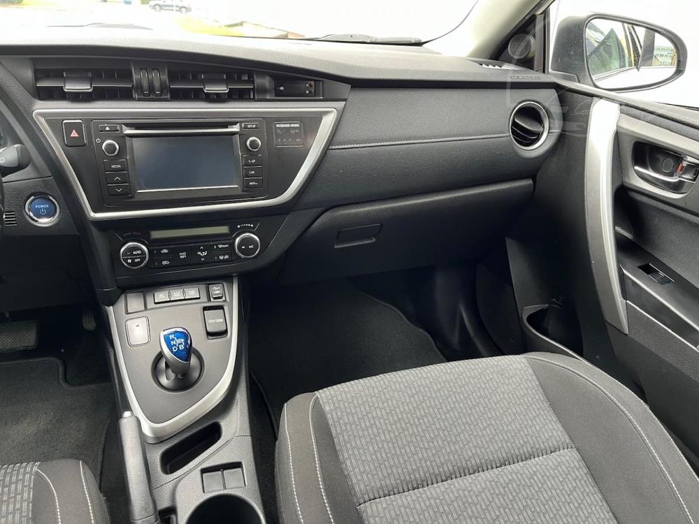 Toyota Auris 1,8i Hybrid /servis.kn. /