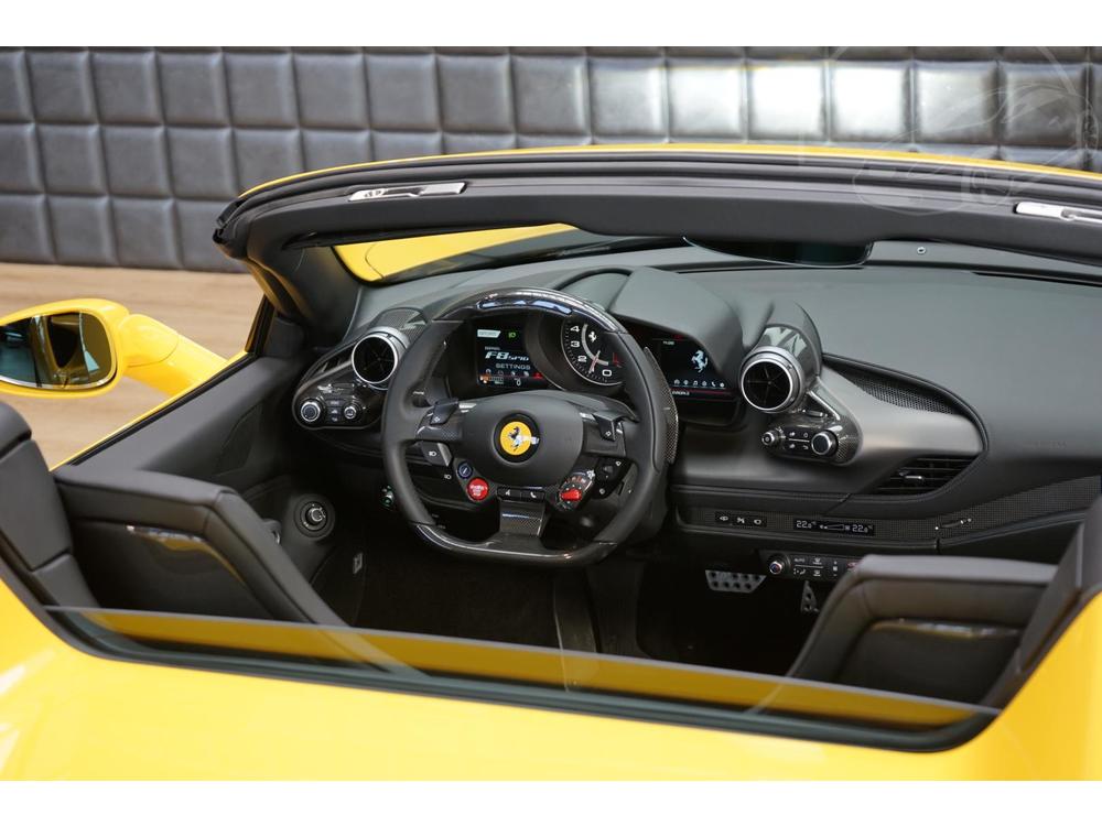 Ferrari  Spider LIFT LED ACC P-Display