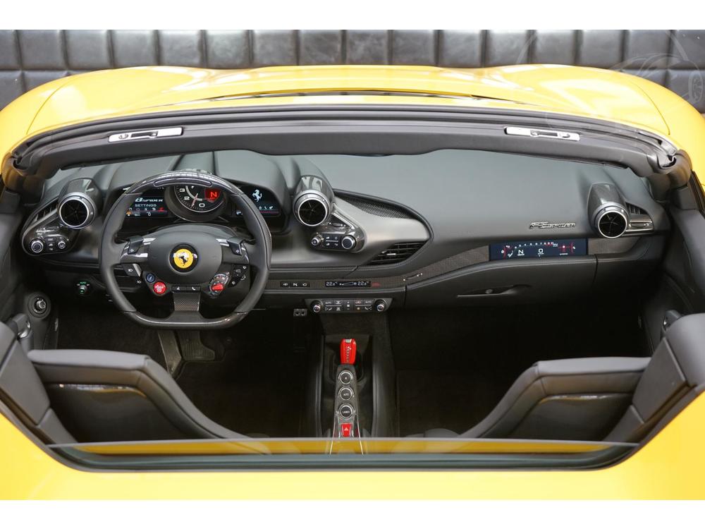 Ferrari  Spider LIFT LED ACC P-Display