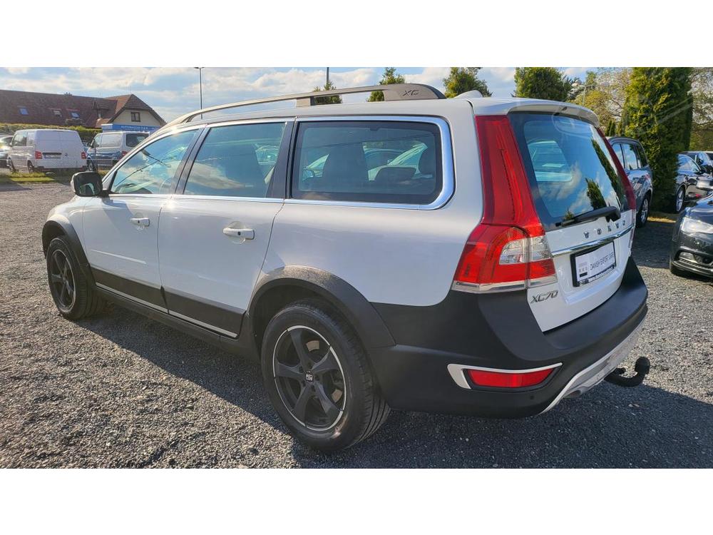 Volvo XC70 D4 2.0 133kW, SERVISN KN͎KA