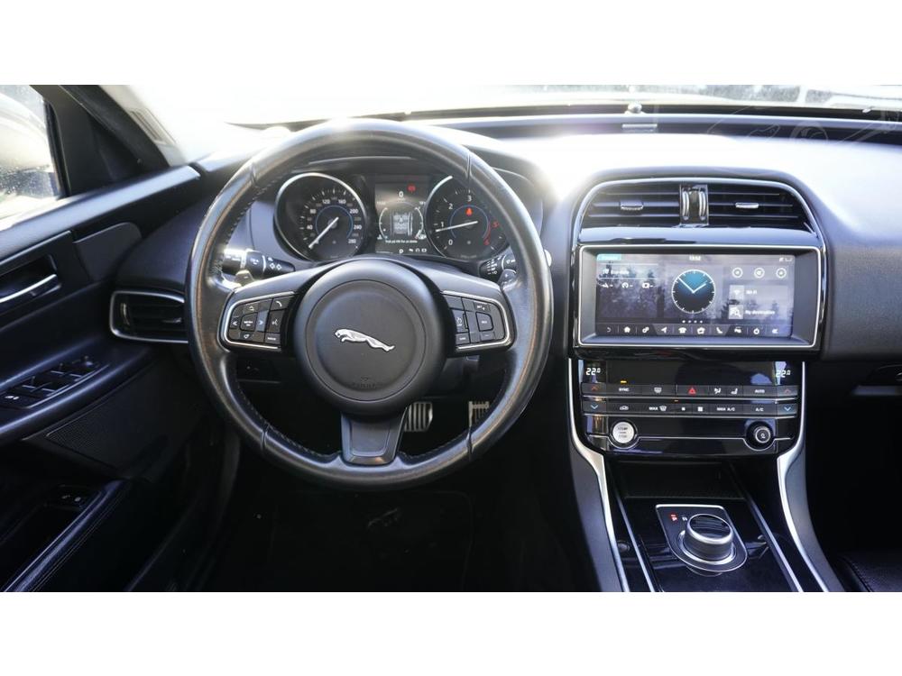 Jaguar  XE 2.0  PURE