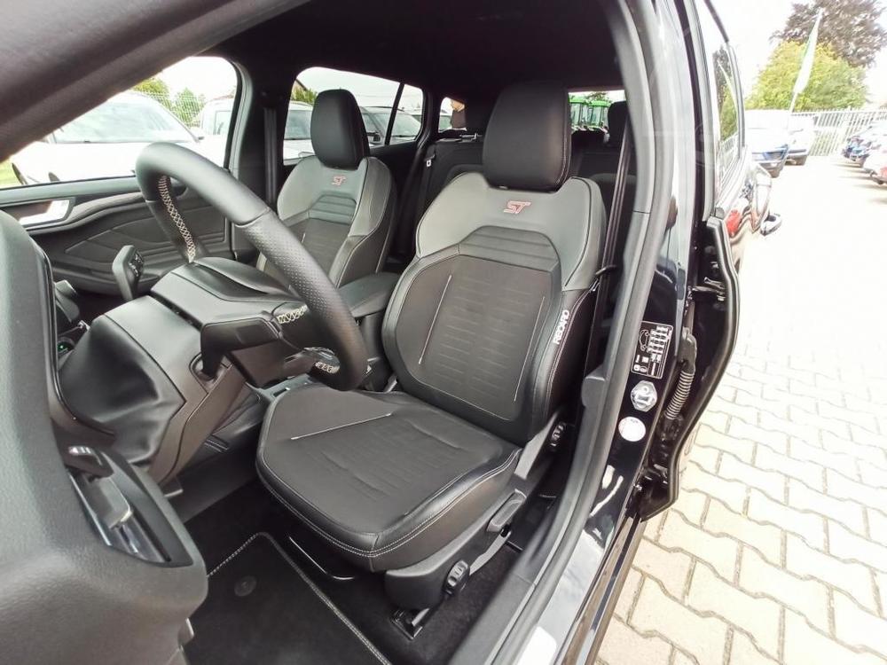 Ford Focus ST-2.0TDCi-140KW-M/T-LED-NAVI-