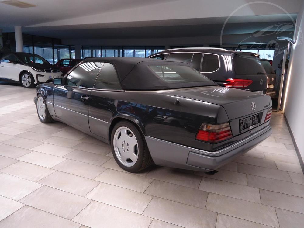 Mercedes-Benz 124 300 CE 24V Cabrio.