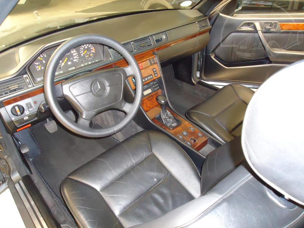 Mercedes-Benz 124 300 CE 24V Cabrio.