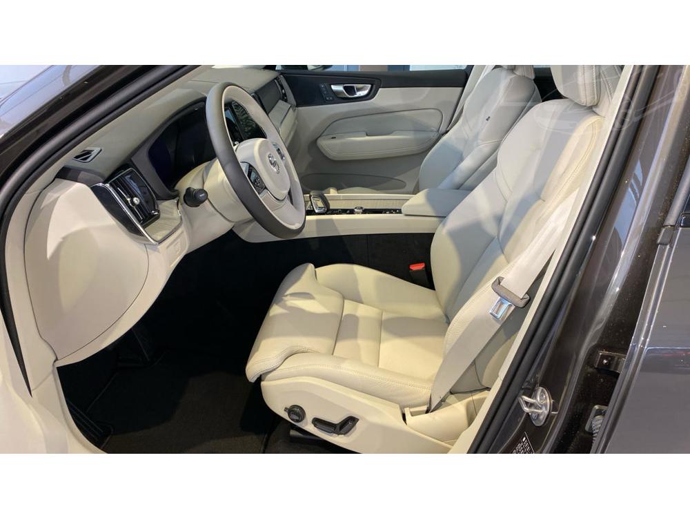 Volvo XC60 PLUS DARK, B4 AWD, 145+10 kW /