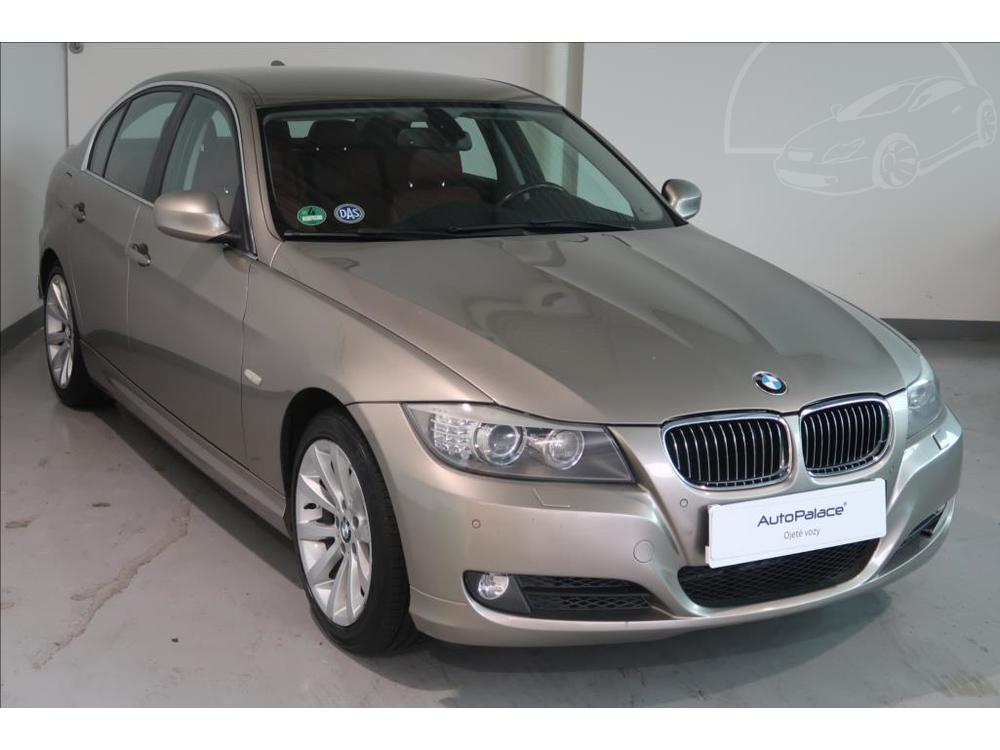 BMW 330 i SERVISN KNIHA   3,0