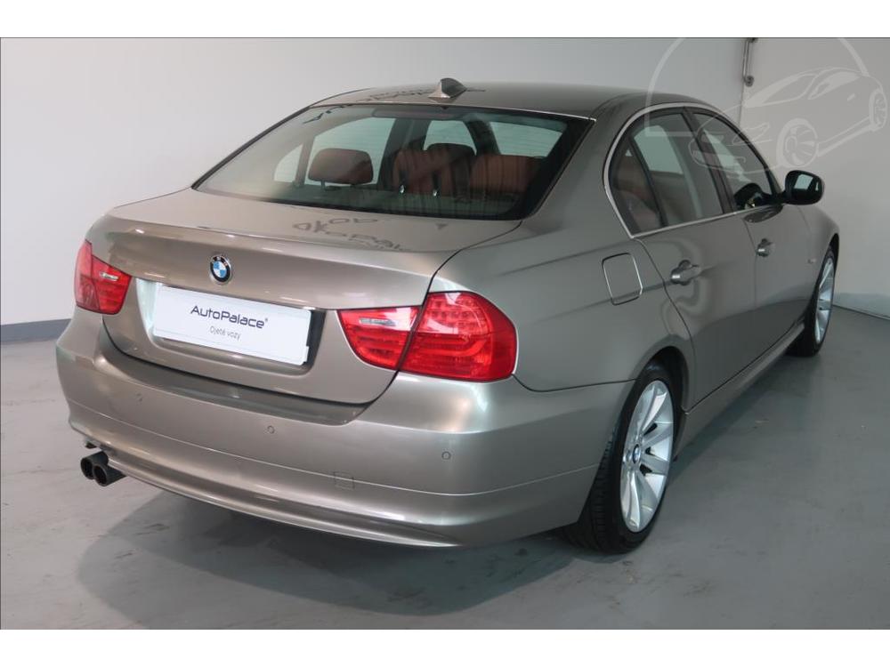 BMW 330 i SERVISN KNIHA   3,0