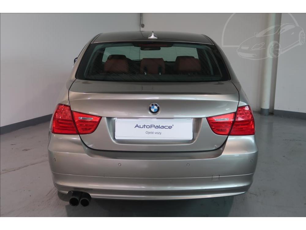 BMW 330 i SERVISN KNIHA   3,0