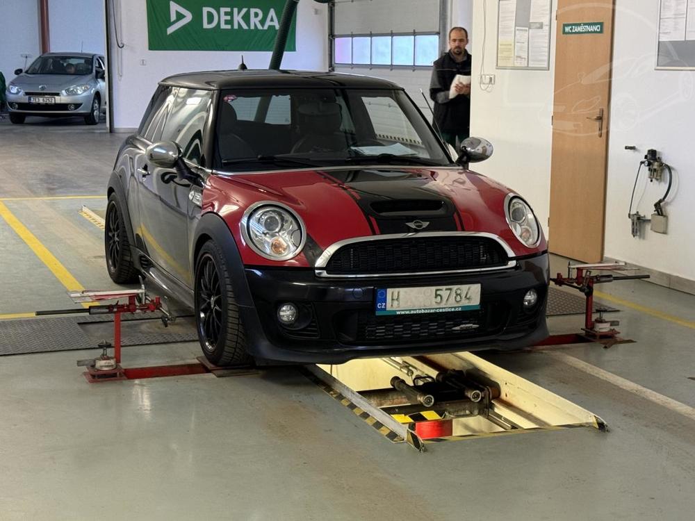 Mini Cooper S 1.6 JCW 155 kw SERVISKA