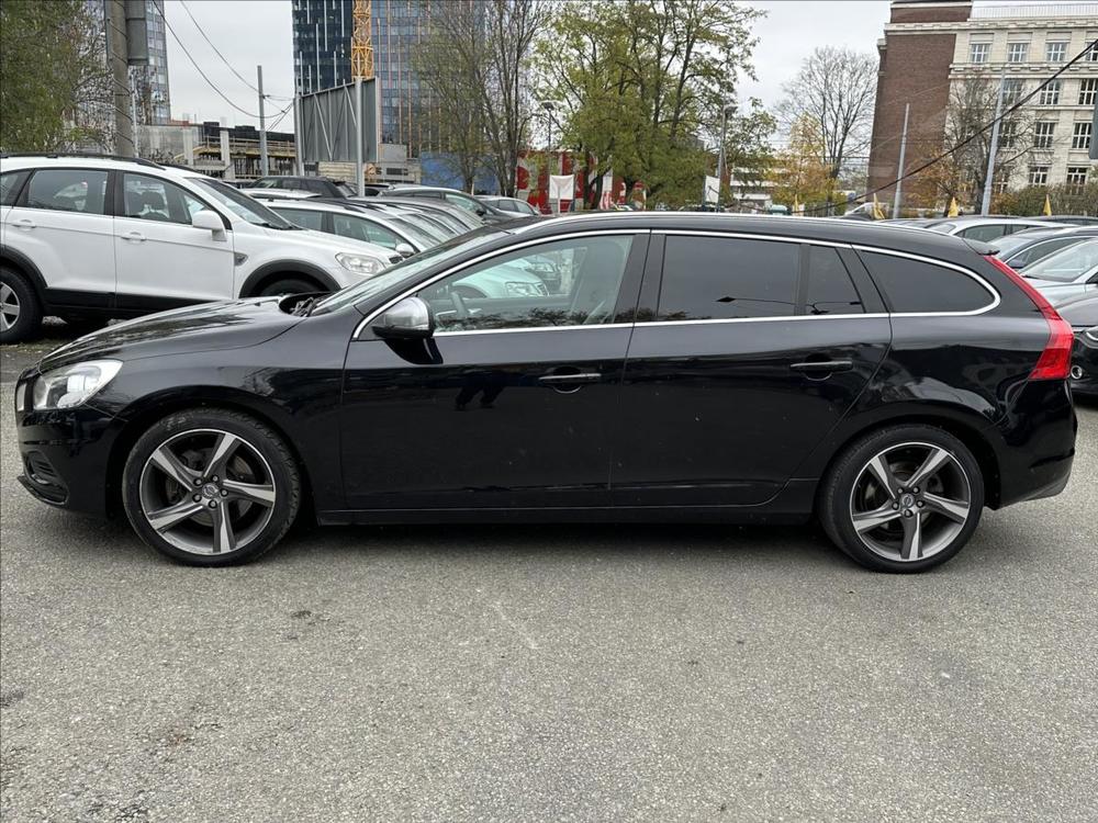 Volvo V60 2,4 158kw+R.design+manual !