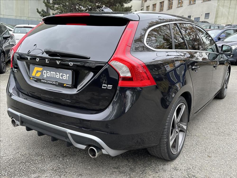 Volvo V60 2,4 158kw+R.design+manual !