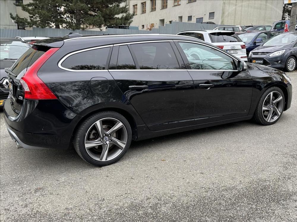 Volvo V60 2,4 158kw+R.design+manual !