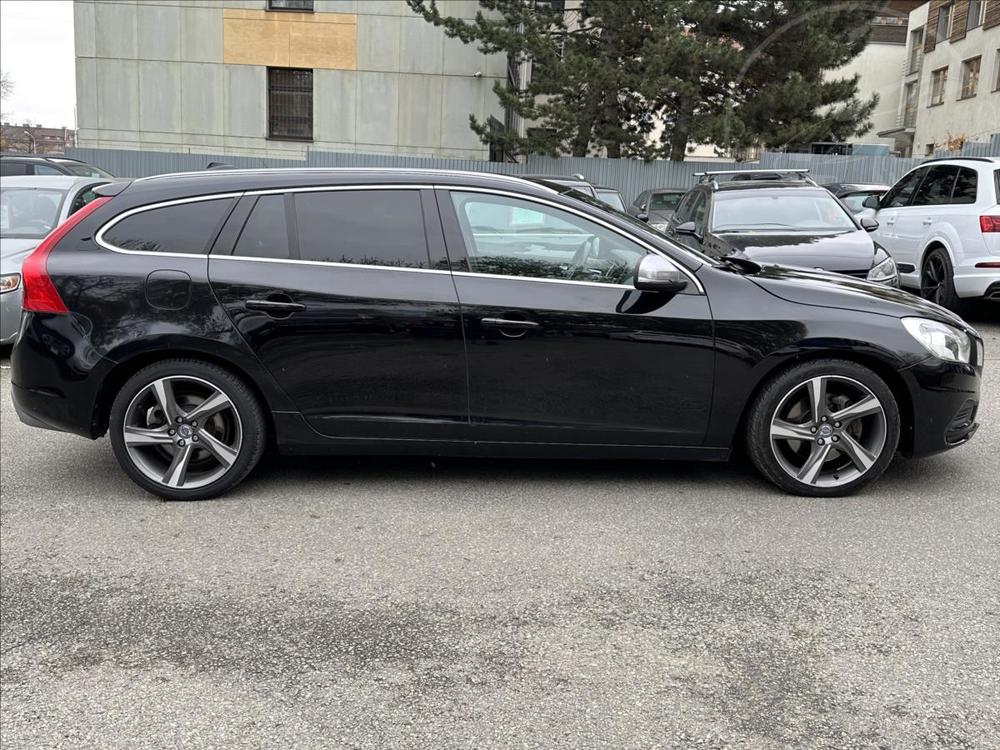 Volvo V60 2,4 158kw+R.design+manual !