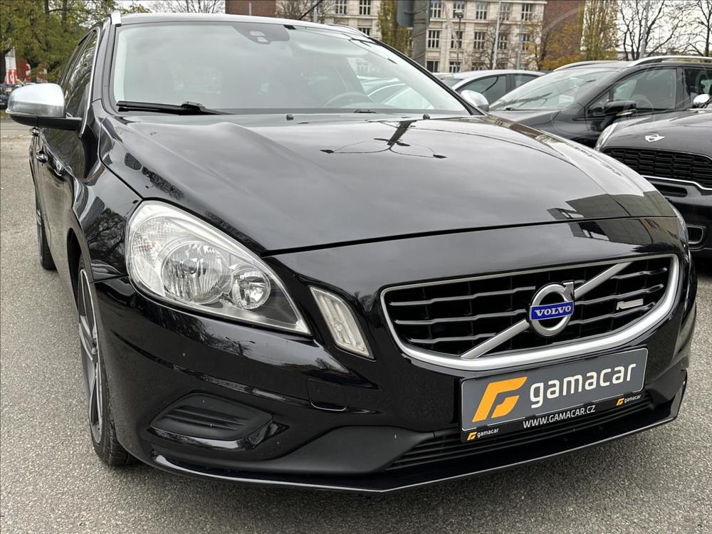 Volvo V60 2,4 158kw+R.design+manual !