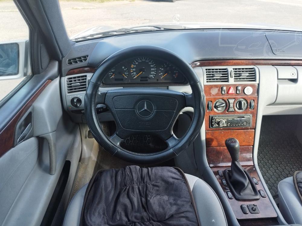 Mercedes-Benz E 230 2.3 i